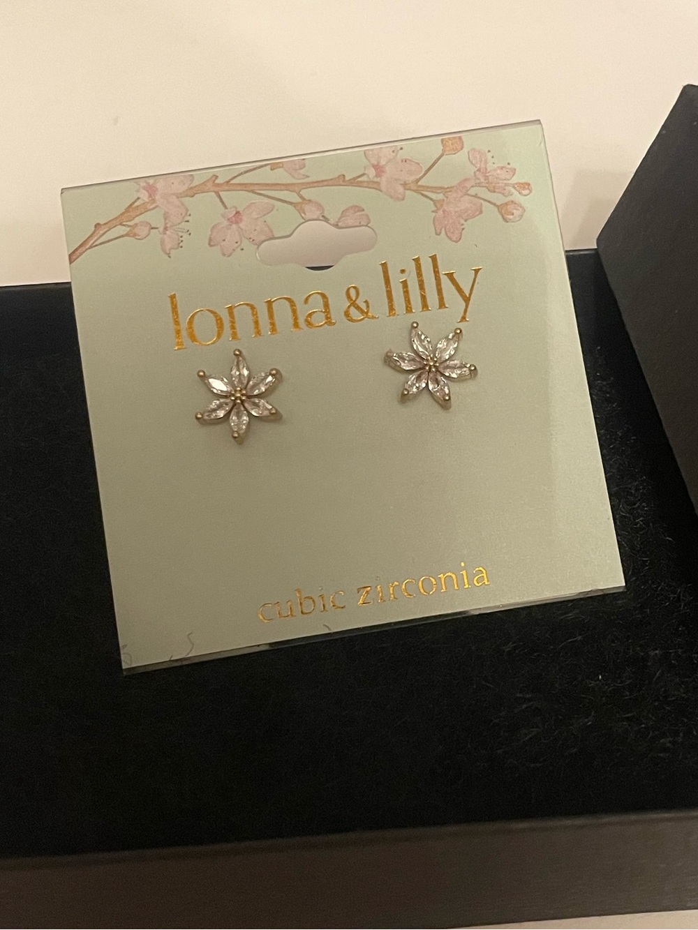 Lona Lilly earrings